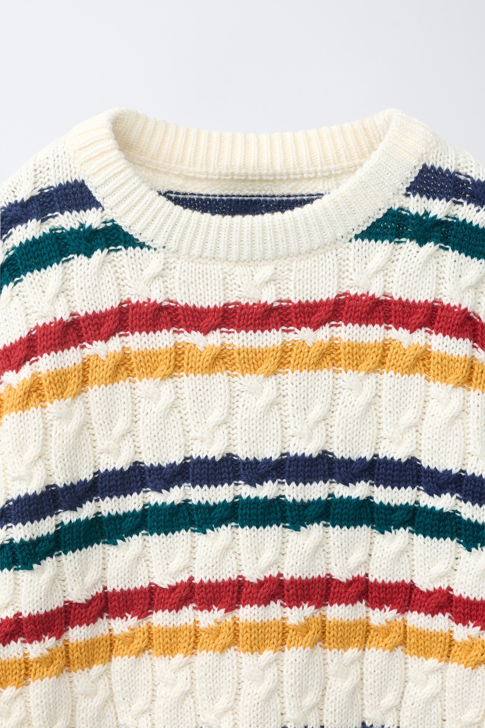 PULL EN MAILLE À TORSADES ET RAYURES